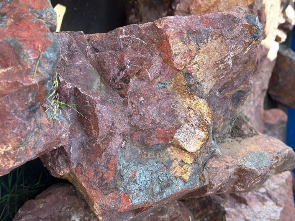 Камни для ландшафтного дизайна красно-фиолетовые 10-60 килограмм купить в Омской области