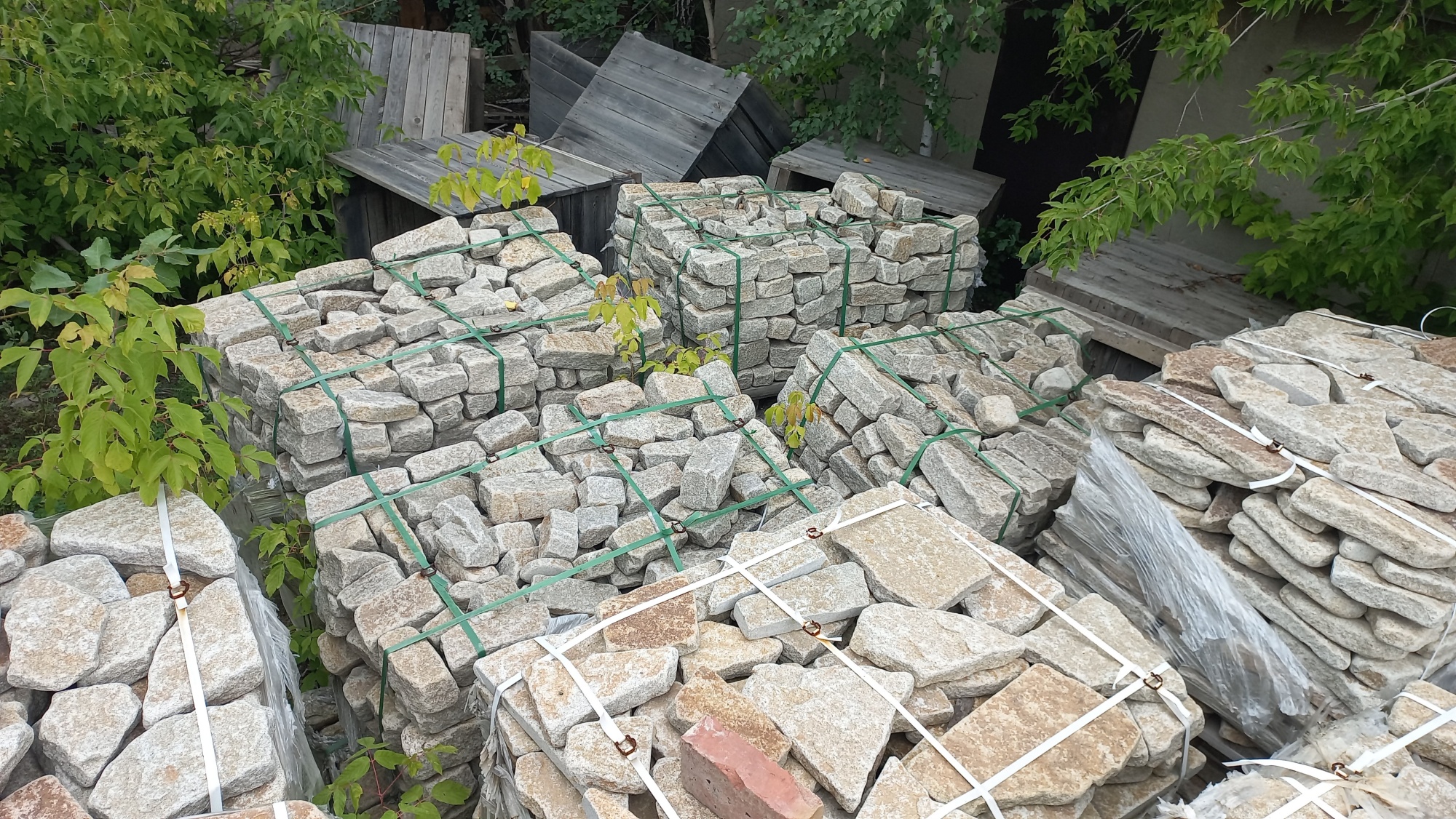 Плитняк галтованный гранитный для ландшафтного дизайна купить в Омской области