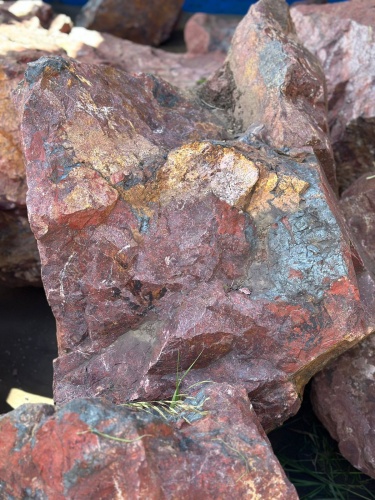 Камни для ландшафтного дизайна красно-фиолетовые 10-60 килограмм купить в Омской области