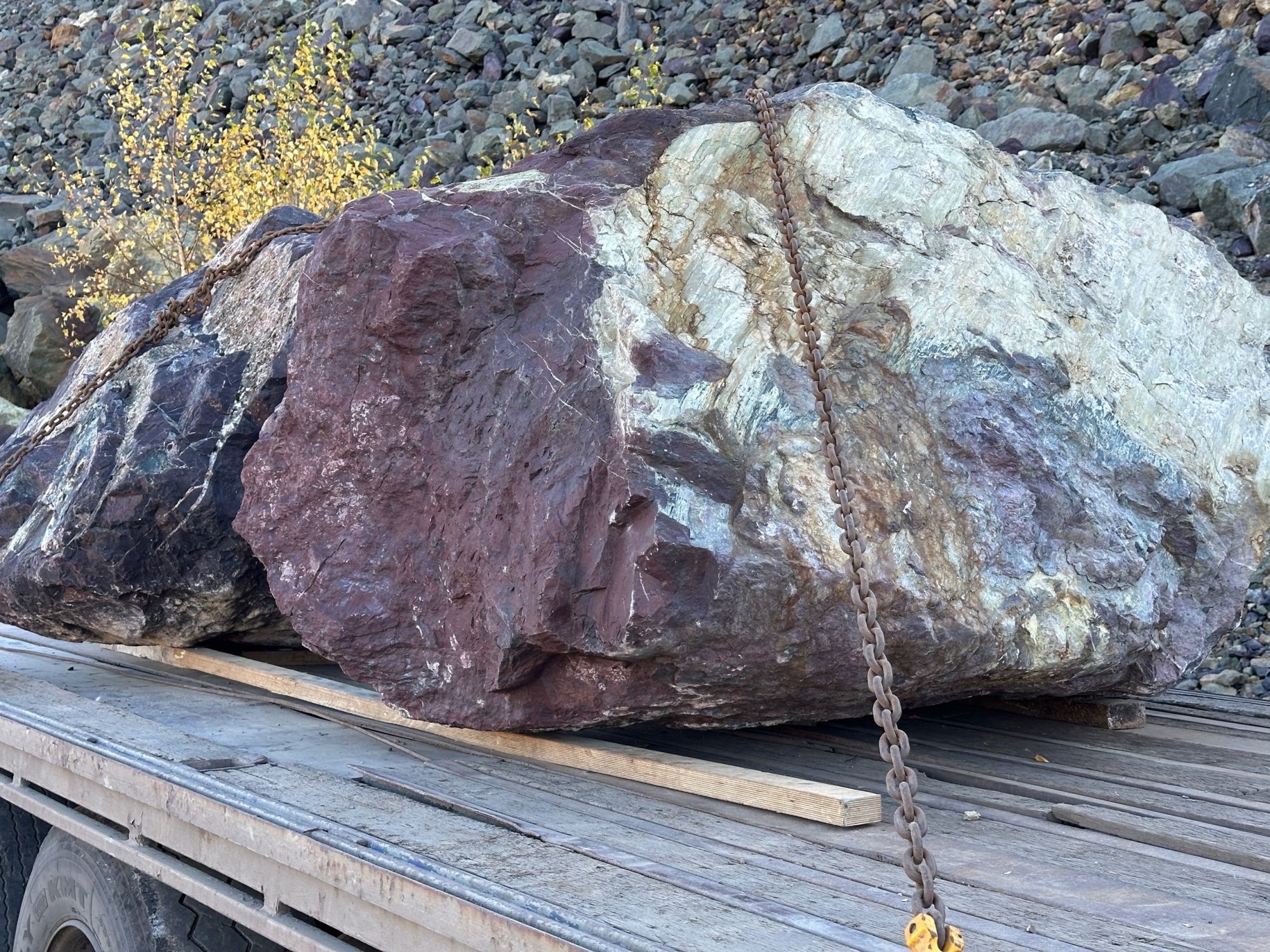 Огромные красно-фиолетовые валуны для ландшафтного дизайна весом более 5 тонн купить в Омской области