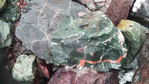 Гигантские зелёные валуны для ландшафтного дизайна весом более 5 тонн купить в Омской области