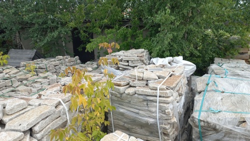 Плитняк галтованный гранитный для ландшафтного дизайна купить в Омской области