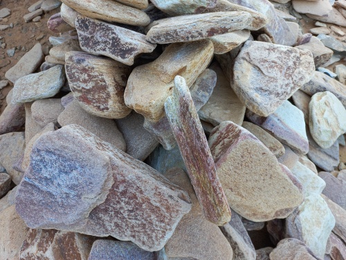 Златолит жёлтый, жёлто-зелёный глыбки и валуны для ланшафтного дизайна купить в Омской области