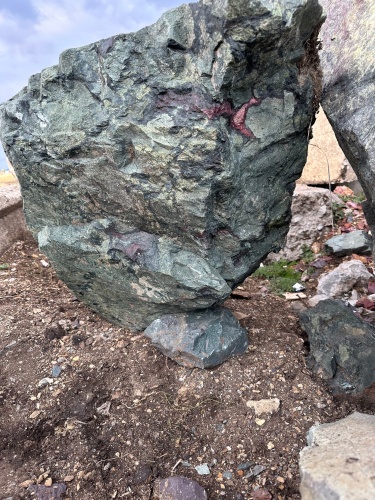 Гигантские зелёные валуны для ландшафтного дизайна весом более 5 тонн купить в Омской области