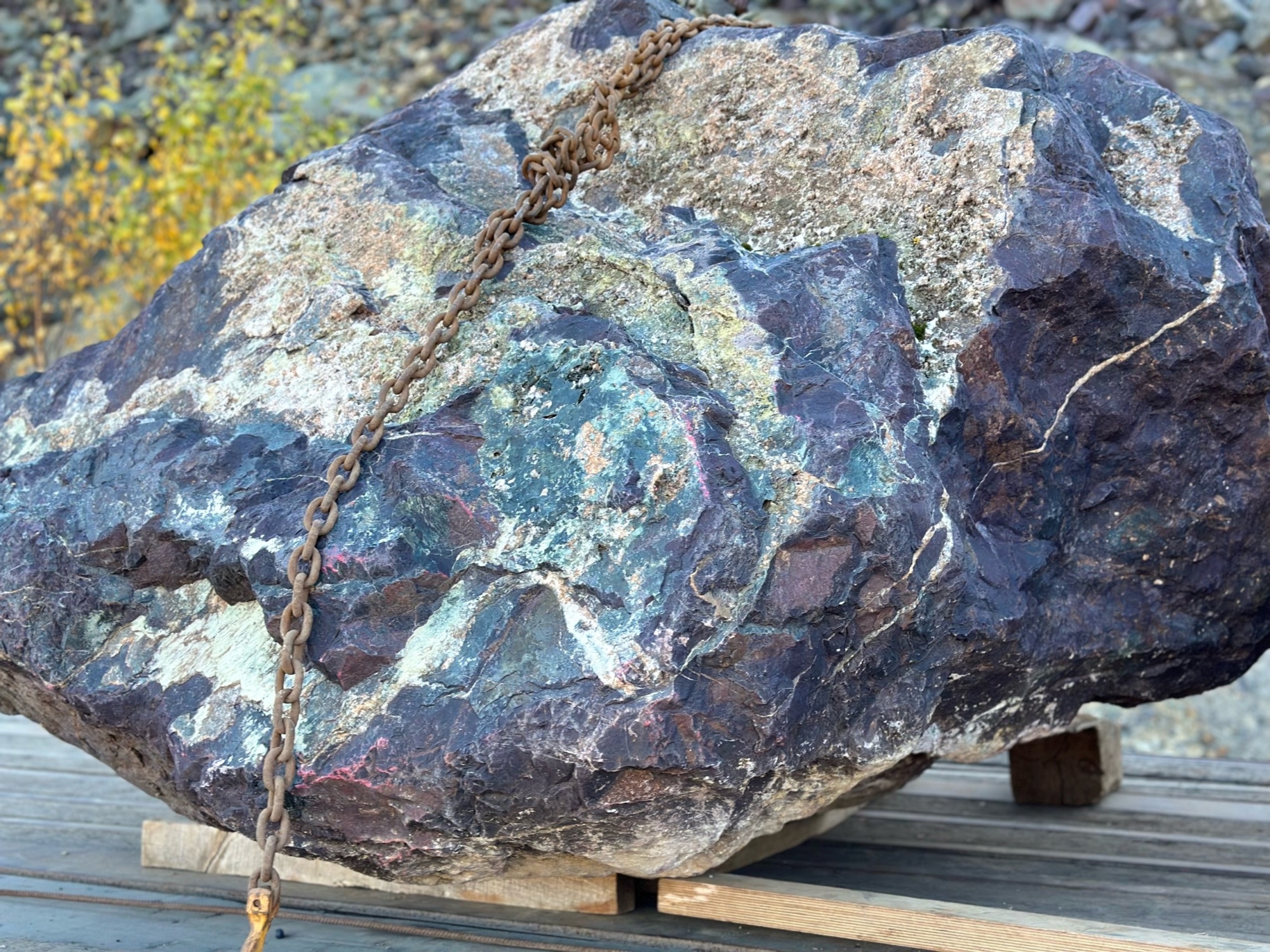 Огромные красно-фиолетовые валуны для ландшафтного дизайна весом более 5 тонн купить в Омской области