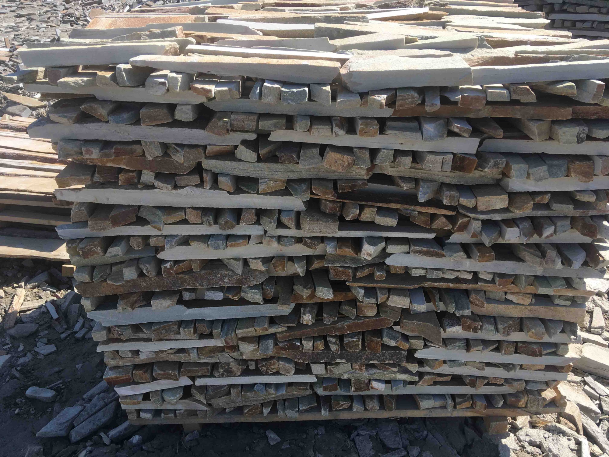 Горбушка златолит золотистый для облицовки купить в Омской области