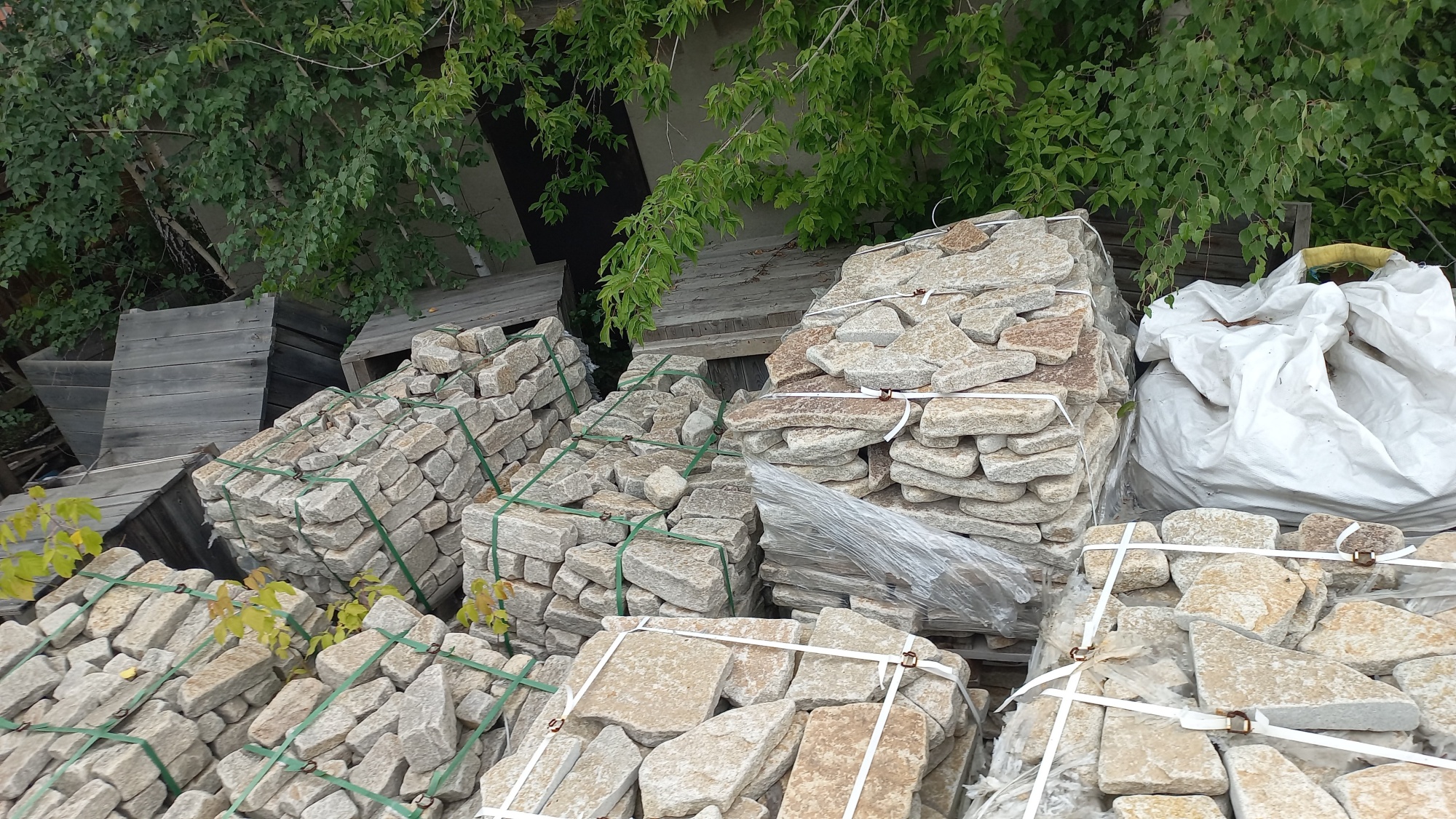 Плитняк гранитный галтованный купить в Омской области