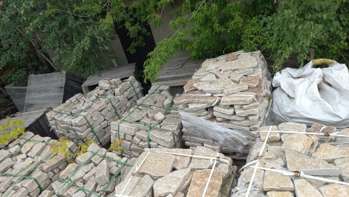 Гранитный плитняк галтованный для мощения купить в Омской области