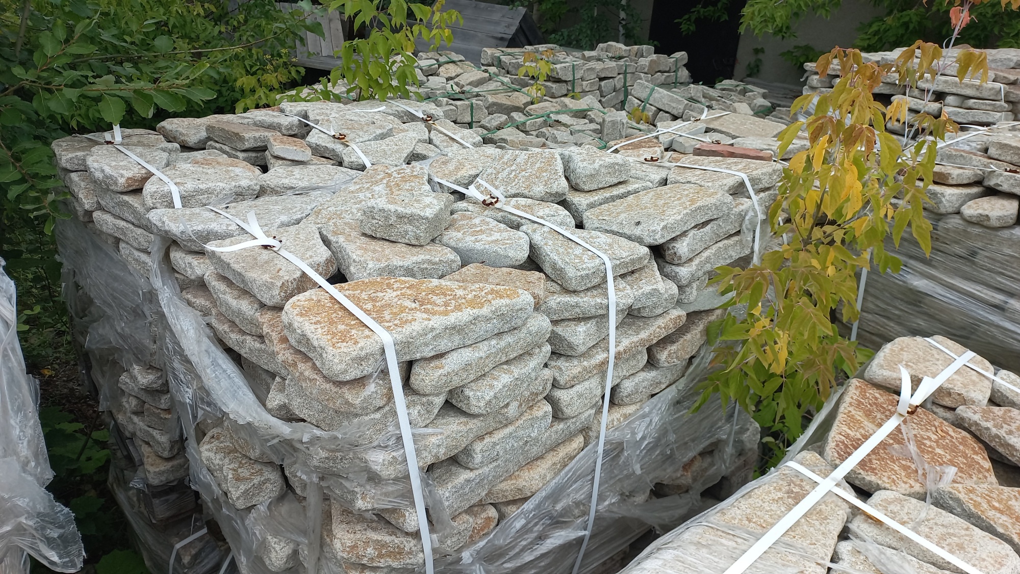 Плитняк галтованный гранитный для ландшафтного дизайна купить в Омской области