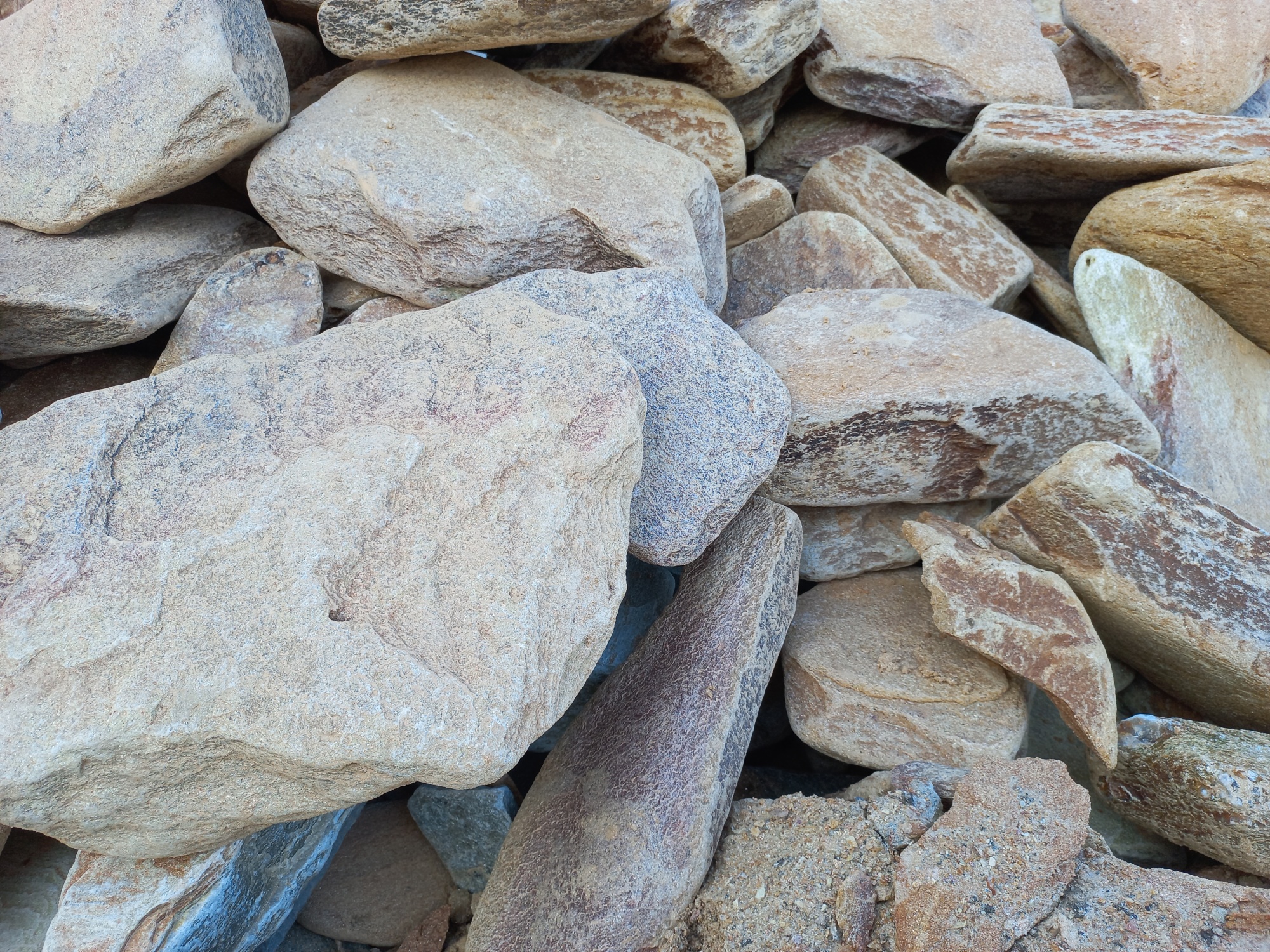 Златолит жёлтый, жёлто-зелёный глыбки и валуны для ланшафтного дизайна купить в Омской области