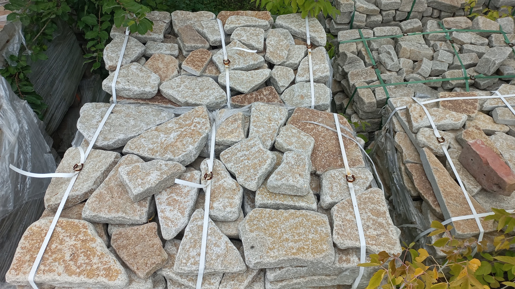 Гранитный плитняк галтованный для мощения купить в Омской области