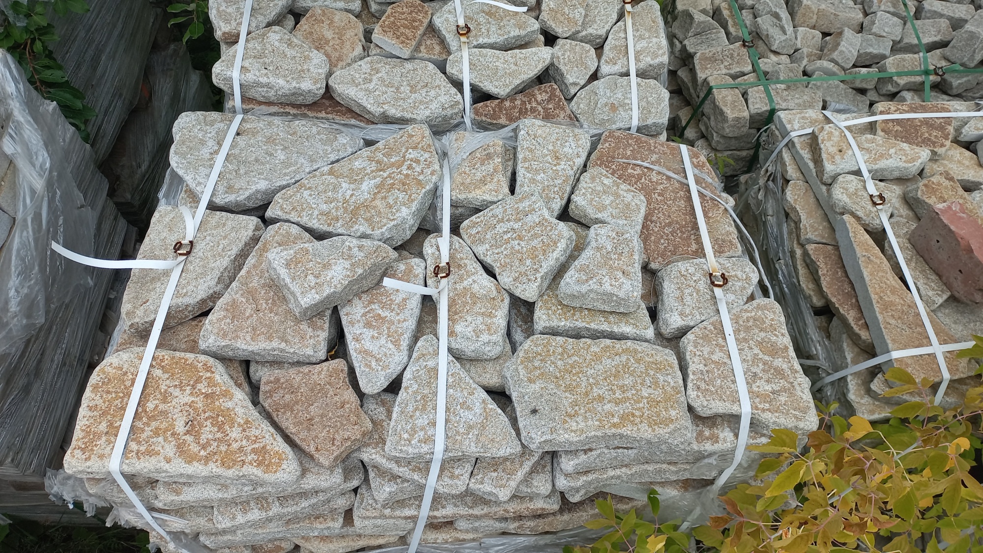 Плитняк галтованный гранитный для ландшафтного дизайна купить в Омской области