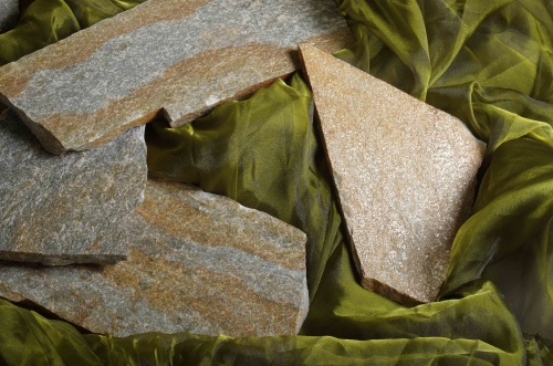 Плитняк златолит Уральский для цоколя, отмостки купить в Омской области